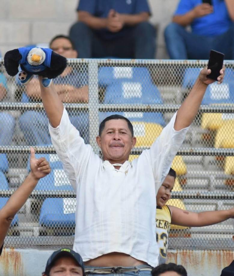 ¡’Con toda la actitud! El ánimo se apoderó de algunos que mostraron toda su euforia a las cámaras. 