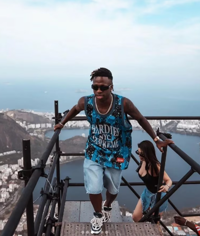 Y es que, ahora Vinicius Junior ha sido captado con la famosa cantante e influencer mexicana Kenia Os ,visitando el Cristo Redentor en Brasil.