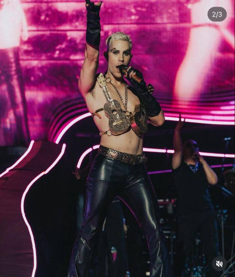 Ahora, Christian Chávez recreó el sexy look que lució Thalía hace 26 años, portando un top con guitarras de mariachi, similar al de la cantante en su canción “Amor a la mexicana”, en el concierto que ofreció anoche RBD en Guadalajara.