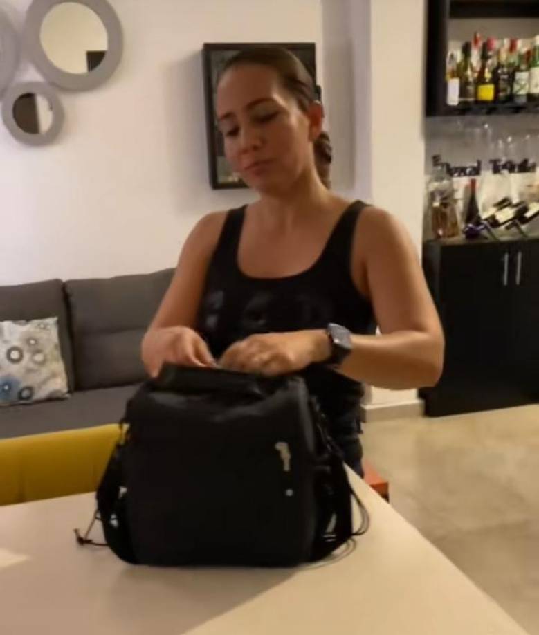 Con evidente curiosidad, Dalila abrió la lonchera y quedó asombrada al encontrar el inesperado regalo.