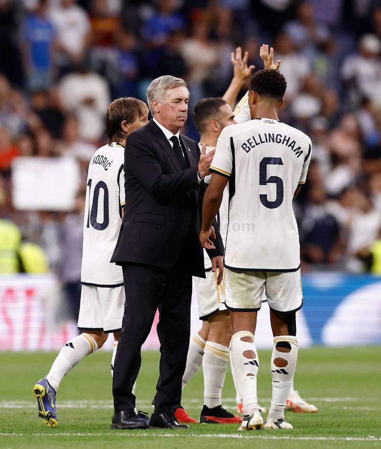 Carlo Ancelotti felicitó a Jude Bellingham por su gol.