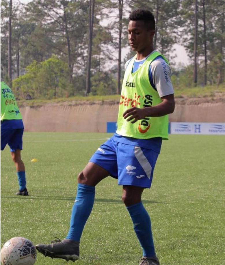 Luego de estar varios días hospitalizado, el corazón del juvenil Axel Barrios no aguantó y lamentablemente falleció este viernes 24 de enero en horas de la mañana.