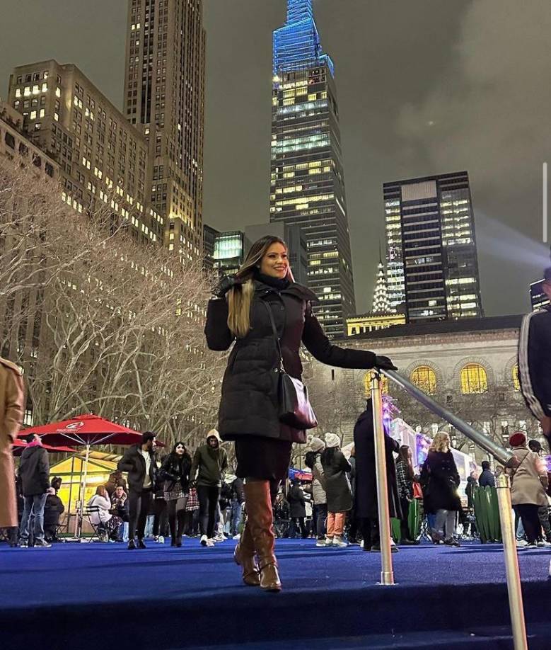 En otras fotografías luce unas botas café, un abrigo negro, un bolso cruzado y su cabello suelto. 