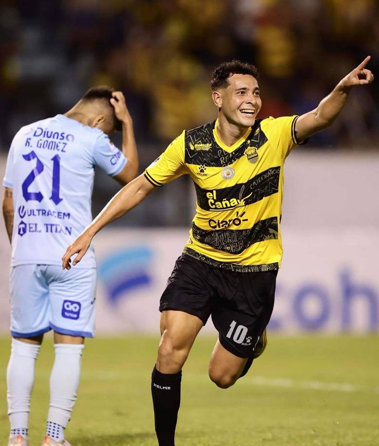 Jhow Benavídez se despachó con un golazo en el segundo tiempo y cerró la victoria del Real España sobre el Motagua.