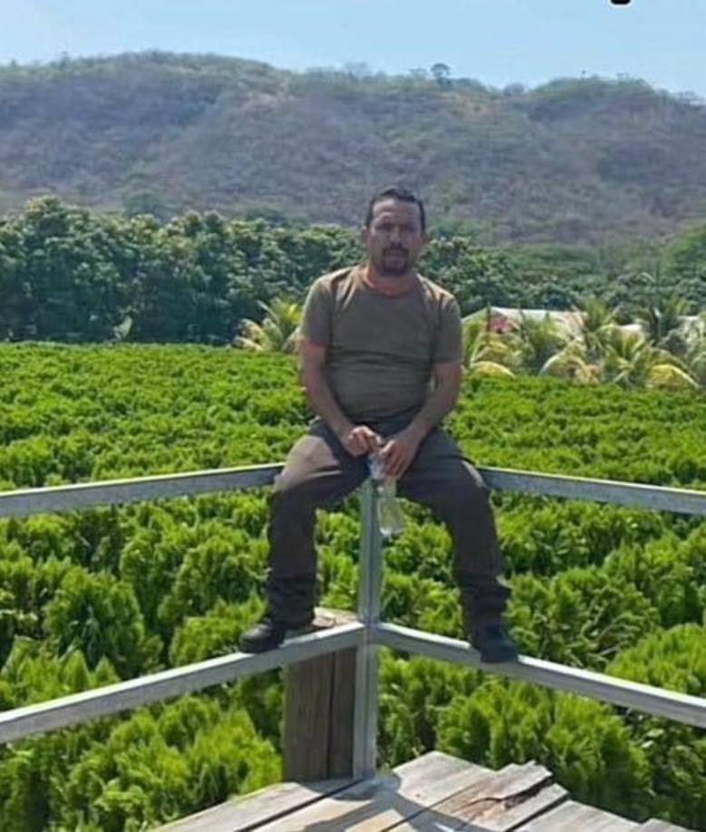 Mientras manejaba, Roger se posicionó detrás de ambos automotores para grabar el momento de la acción en plena carretera, a la altura de El Portillo, en Ocotepeque. 