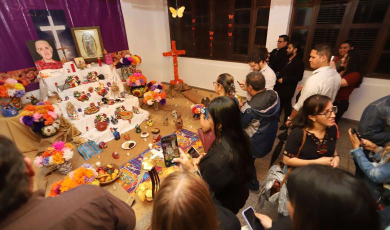 El público sampedrano asistió masivamente a presenciar el altar de muertos. Fotografías y videos fueron captados para el recuerdo posterior.