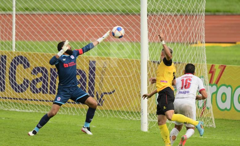 El mexicano Omar Rosas le ganó el salto a Johnny Leverón y su cabezazo se fue al fondo de las redes. Foto Yoseph Amaya.