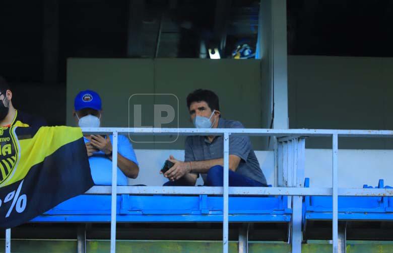 Héctor Vargas observó atento el juego donde Real España venció 4-1 a la Real Sociedad.