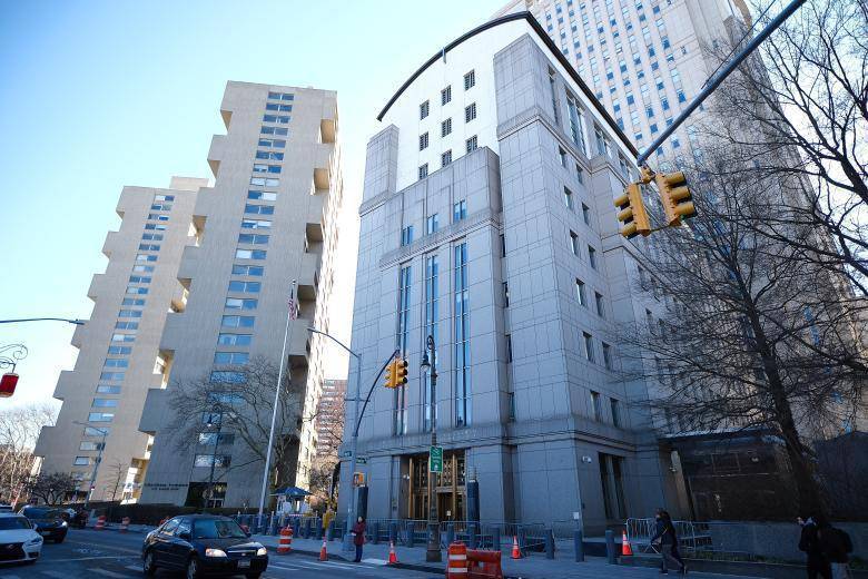 Una vez dentro, los asistentes se encuentran con un imponente estrado de roble, desde donde el juez Castel dirigirá el proceso.