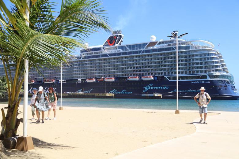 Roatán se mueve entre gigantescos cruceros, turismo de aventura y hermosas mujeres