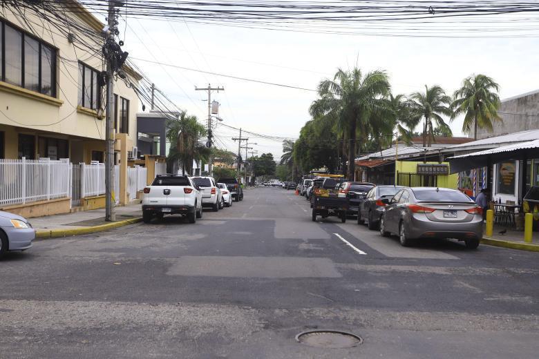 Vehículos estacionados sobre la 7 y 8 avenida, 13 calle de Paz Barahona.