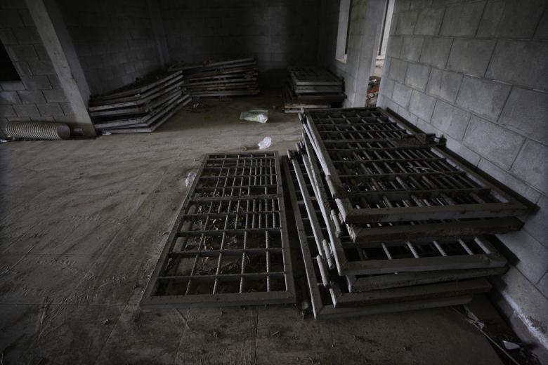 $!Una gran parte de materiales de la obra están dispersos por los predios.