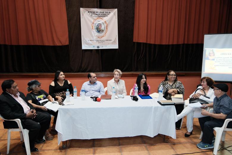 La mesa principal conformada por los escritores hondureños invitados.