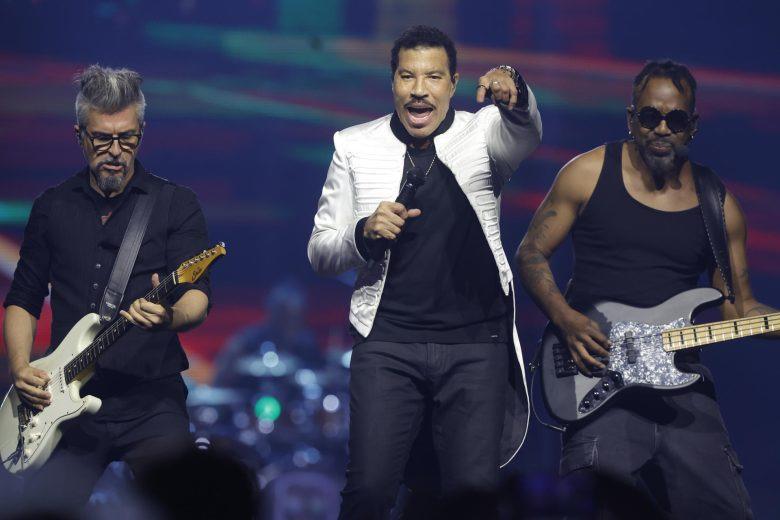 Lionel Richie interrumpe concierto y su salud preocupa a seguidores