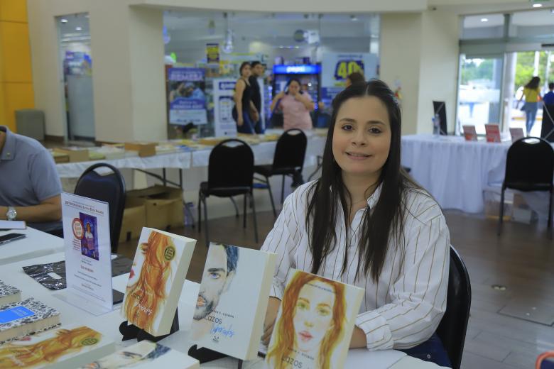 Karen E. Guzmán presentó sus libros.