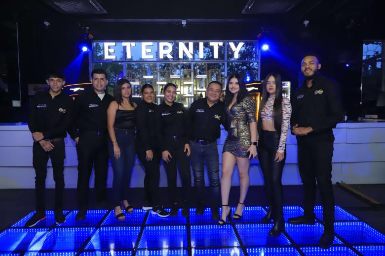 Staff de Eternity Bistro Club en la apertura del lugar.