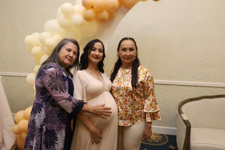 Inés Salinas, Susana Carrasco y Mayra Mejía, ambas abuelas del bebé.