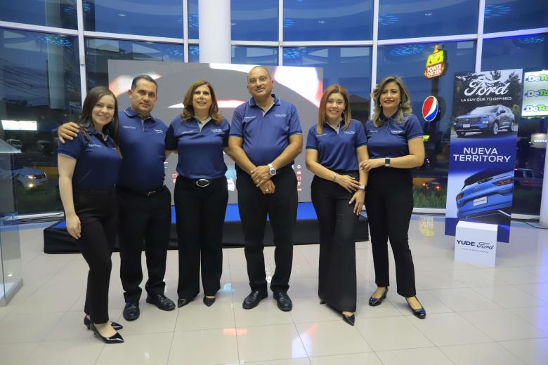 El staff de Grupo Yude Canahuati: Andrea Valladares, José Antonio Camacho, María A. Canahuati, Romer Dubón, Lorena Morales y Zaida Baide.