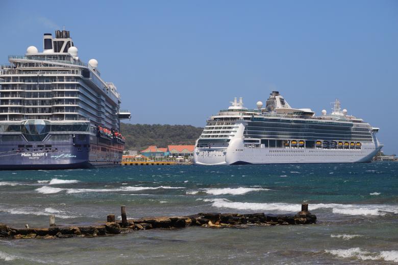 Roatán se mueve entre gigantescos cruceros, turismo de aventura y hermosas mujeres