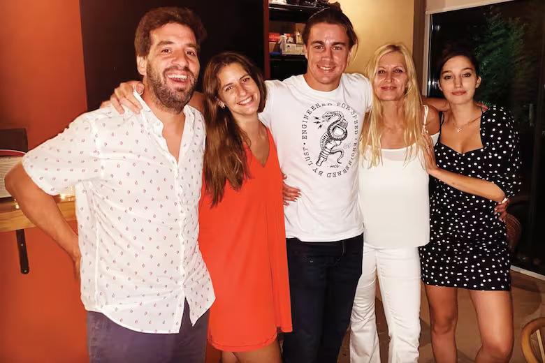 Marcos Urcola y su pareja Bárbara Coppola, Stefano Di Aloy, Yuyito González y Brenda Di Aloy.