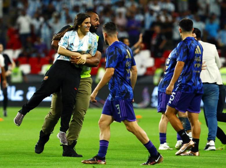 Los miembros de seguridad sacaron entre brazos a las mujeres que se metieron a la cancha a abrazar a Messi.