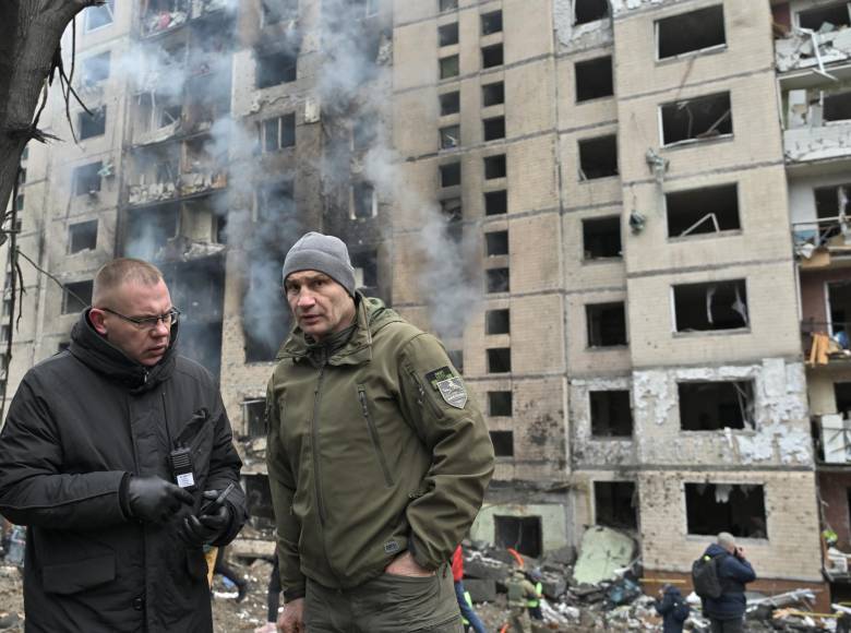 El ministerio publicó además imágenes de edificios parcialmente quemados después de que cinco misiles golpearon la ciudad de Kurájove, también en Donetsk.