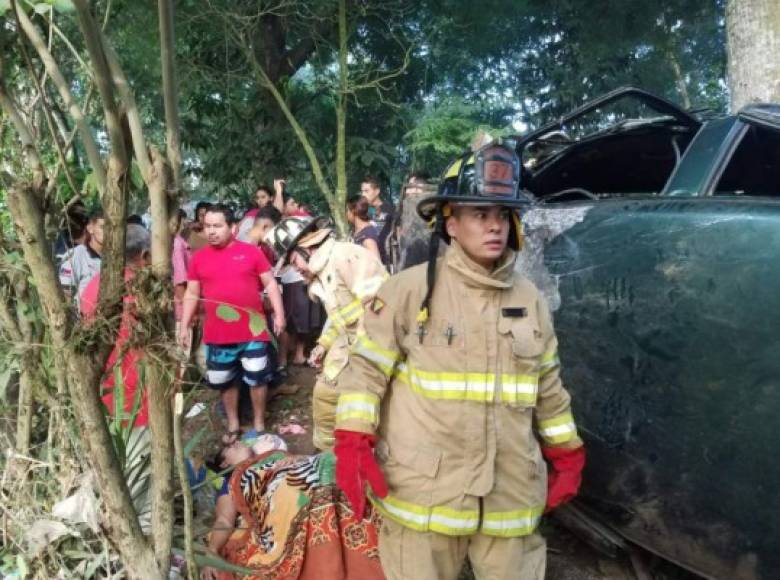 El 911 recibió la llamada y coordinó la llegada de ambulancias y bomberos para asistir a los pasajeros de un Toyota 22R color verde con placa HAO 5101. Los socorristas atendieron a los heridos que fueron identificados como Óscar Nataren, Kenia Mejía, Alexander Nataren y Óscar Nataren (2 años). Afortunadamente ninguna persona murió.