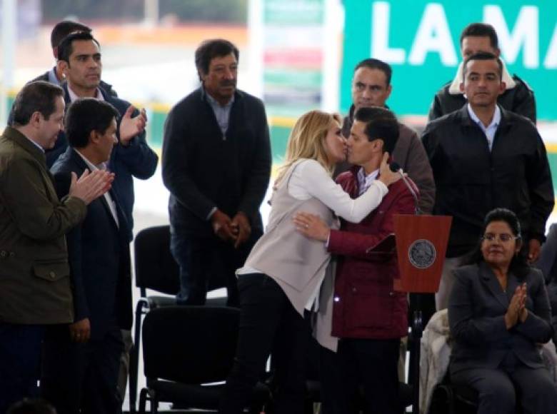 Angélica Rivera le cantó las mañanitas al presidente mexicano que ayer cumplió 50 años.