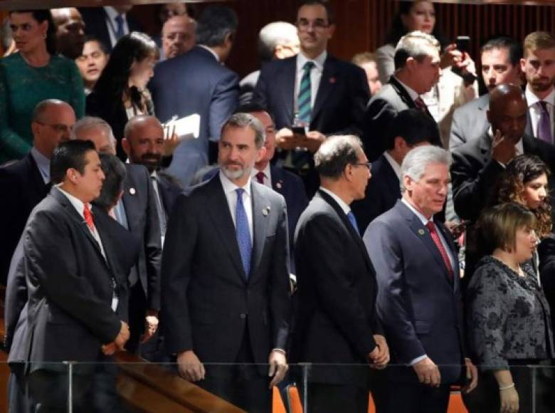 El presidente de Perú, Martín Vizcarra (c-d), y el presidente de Cuba, Miguel Díaz-Canel en la toma de posesión de López Obrador.