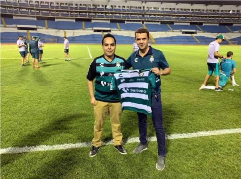 José Riestra, vicepresidente del Santos Laguna, sorprendió al periodista hondureño de Diario LA PRENSA, German Alvarado, y fiel seguidor equipo mexicano entregándole una camiseta del club de Torreón.