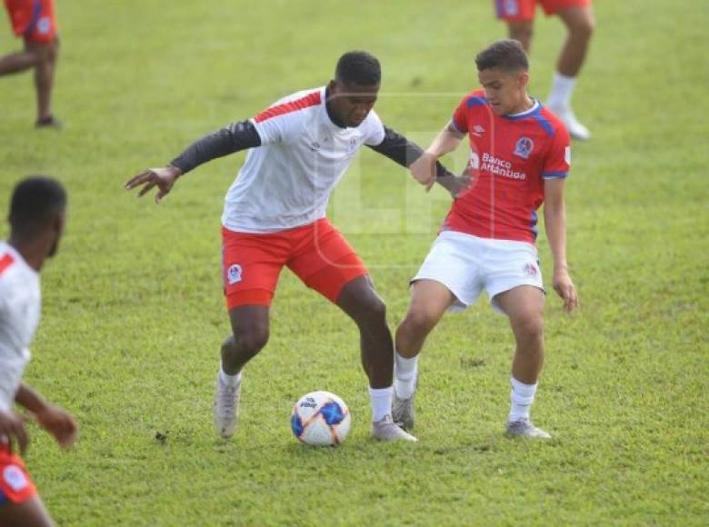 Otro de los fichajes que hoy se presentaron fueron Rodrigo Rodríguez, futbolista de 17 años que el campeonato pasado debutó con Real de Minas.