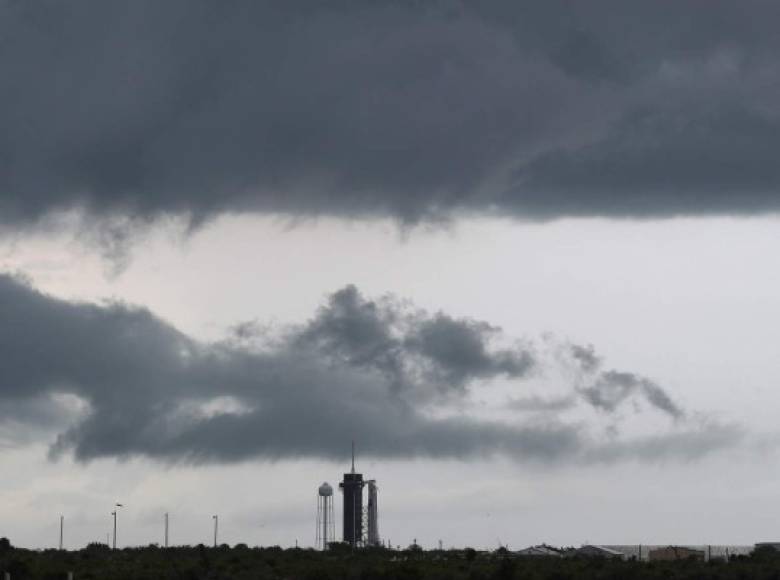 Tanto la NASA como SpaceX veían la posibilidad de que se pospusiera el lanzamiento por las condiciones climáticas que habían generado intensas precipitaciones en la costa este de Florida desde el fin de semana, pero las previsiones habían mejorado desde ayer, cuando había un 60 % de que el Falcon 9 pudiera despegar.