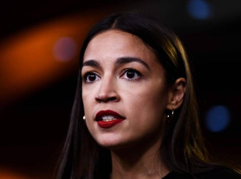 La polémica congresista de origen latino, Alexandría Ocasio Cortez, enfrenta una lluvia de críticas luego de que los republicanos la acusaran de haber exagerado su experiencia 'cercana a la muerte' durante el asalto al Capitolio estadounidense el pasado 6 de enero.