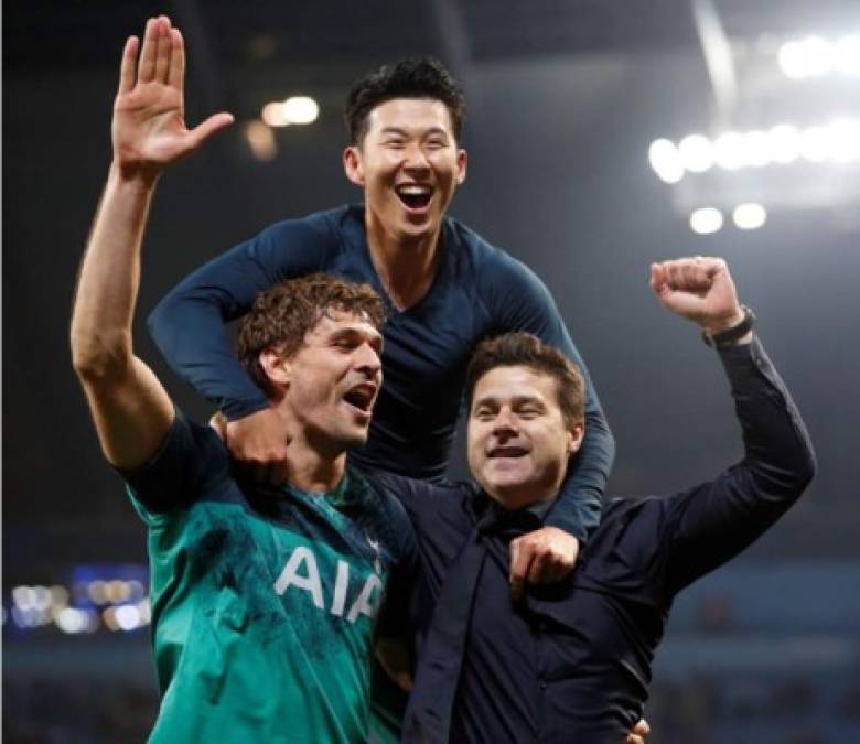 Mauricio Pochettino festejando la clasificación del Tottenham con Fernando Llorente y Heung-Min Son.