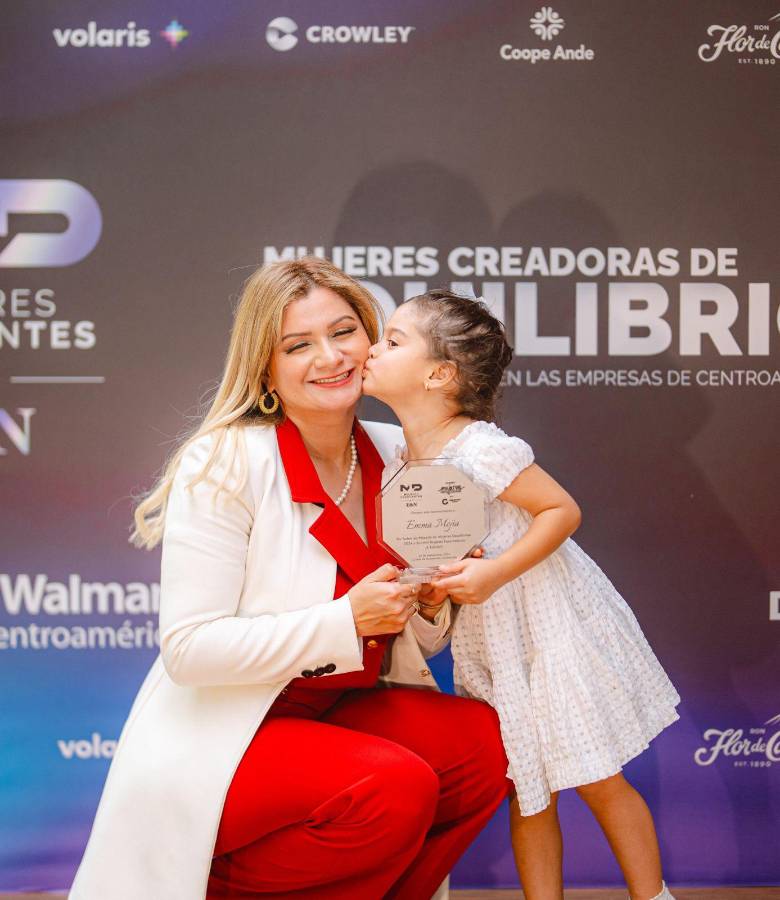 Emma Mejía en uno de los momentos tiernos del evento.