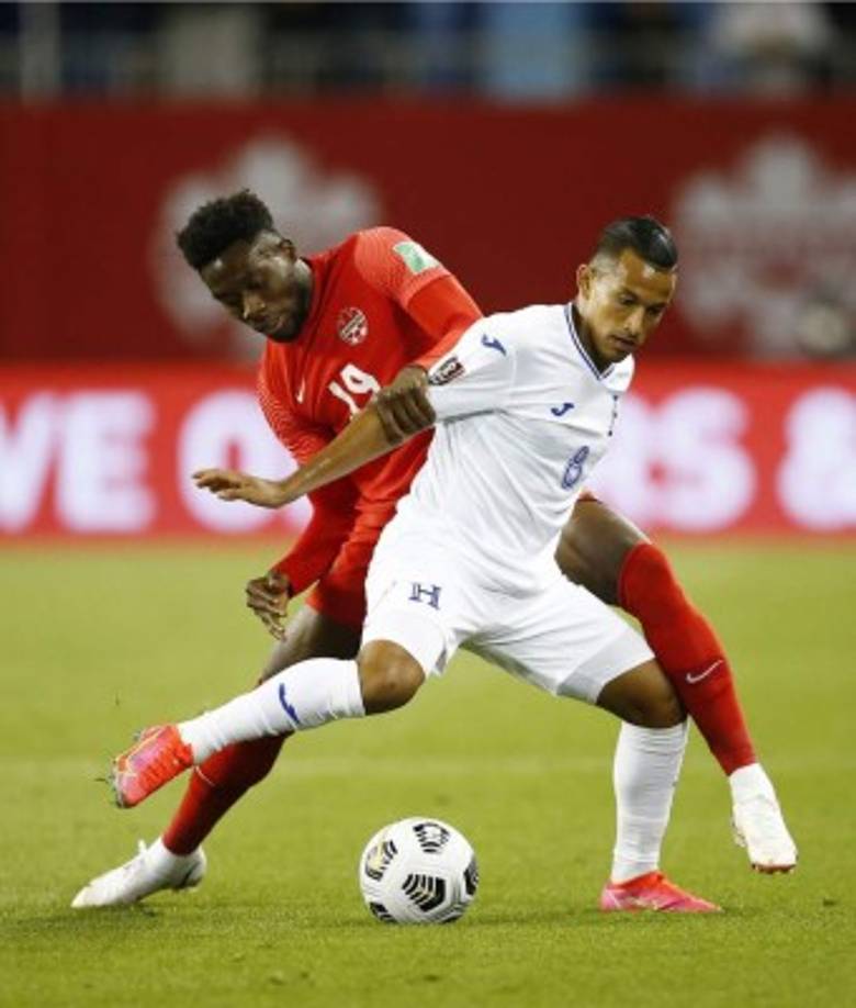 Edwin Rodríguez, cubriendo el balón ante la marca de Alphonso Davies, figura canadiense que milita en el Bayern Múnich de Alemania.