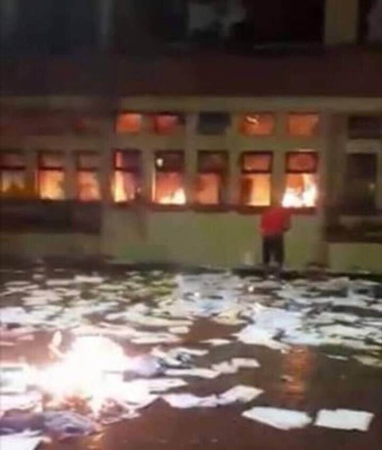 Los manifestantes entraron por la fuerza a la alcadía.