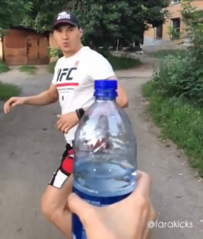 El campeón de taekowondo Farabi Davletchin fue el que habría iniciado la cadena antes, el 25 de junio; pero este no explotó en occidente hasta que Holloway subió su video.<br/><br/>