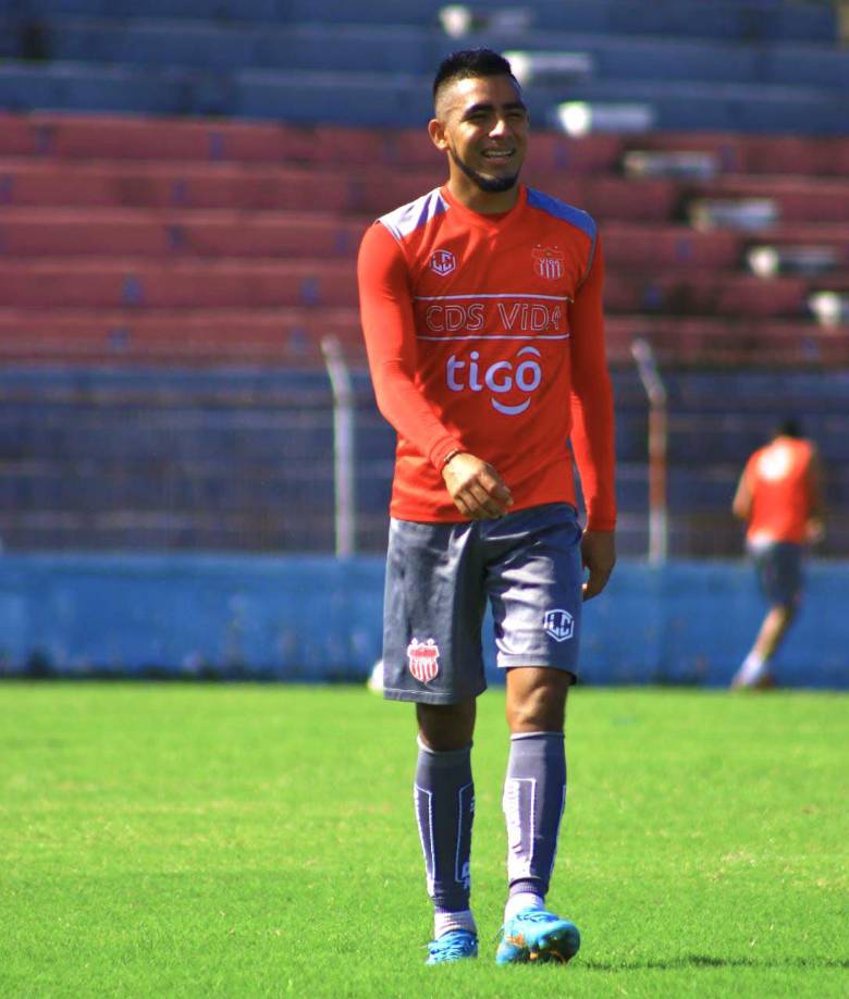 Carlos Horacio Argueta: El lateral derecho dejó un mensaje enigmático en sus redes sociales en donde deja entrever su salida del Vida tras la eliminación en repechaje del cuadro cocotero: “Gracias a Dios por todo. Gracias CDS Vida”, redactó el futbolista.