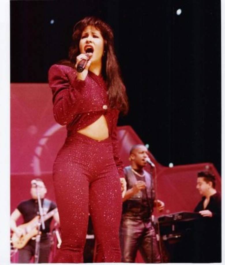 El enterizo morado cuenta con fondos de campana y broches de diamantes de imitación al lado de ambas rodillas y en la parte delantera de la chaqueta desmontable.