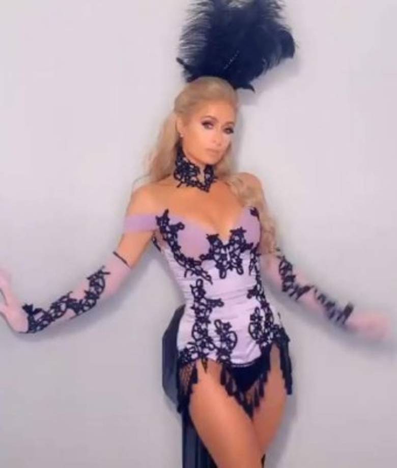 Paris Hilton presumió el disfraz que utilizó para la fiesta celebrada por el tequila Casamigos, el atuendo dejaba al descubierto sus atributos.