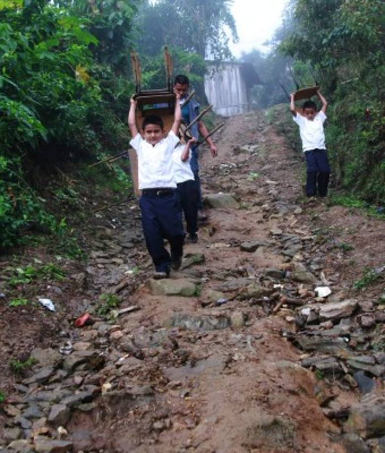 Muchos en el mundo estudiaron sin tener que pasar por esto, otros evidentemente que sí; Ellos demestran que a pesar de las adversidades se puede hacer un sacrificio.
