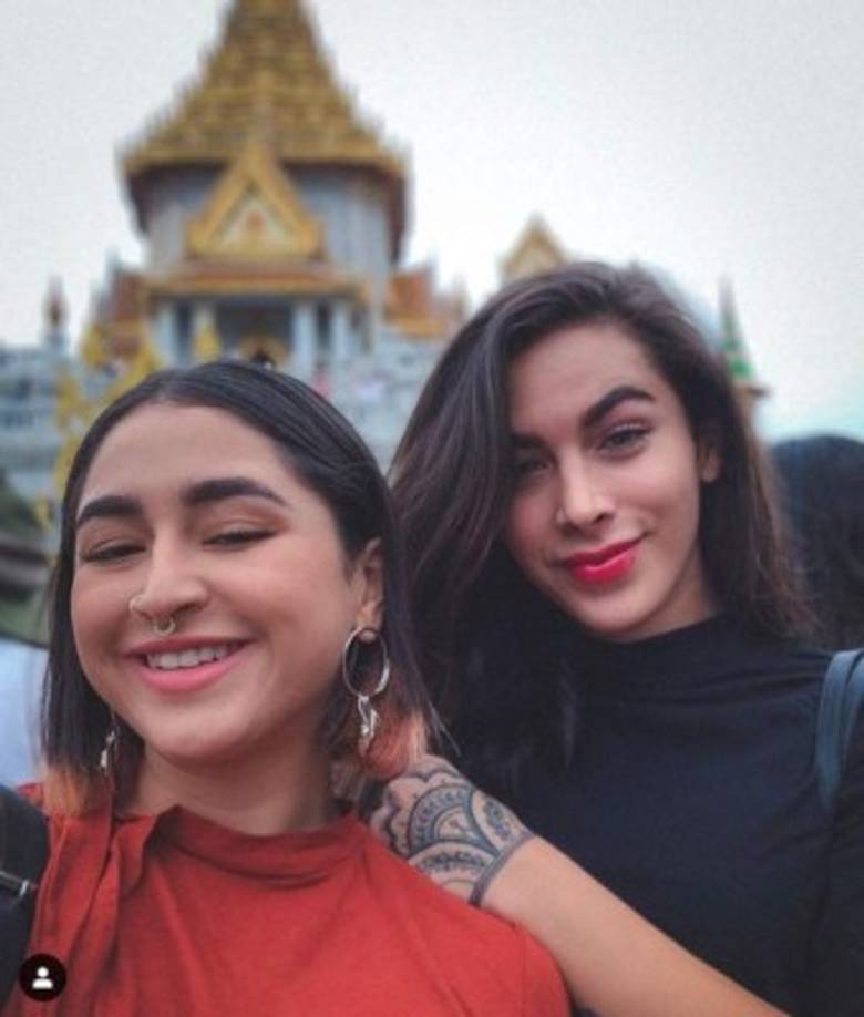 Cuando posan juntas no faltan los comentarios de quienes piensan que Victoria luce mucho más femenina que su hermana 'La Chule, quien también es Youtuber.