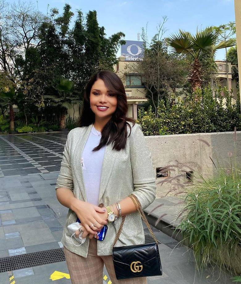 La bella catracha también compartió varias postales en las instalaciones de Televisa, donde coincidió con famosos como el actor Julián Gil.