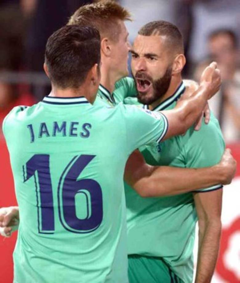 Benzema en el momento que era felicitado por James y Kroos.