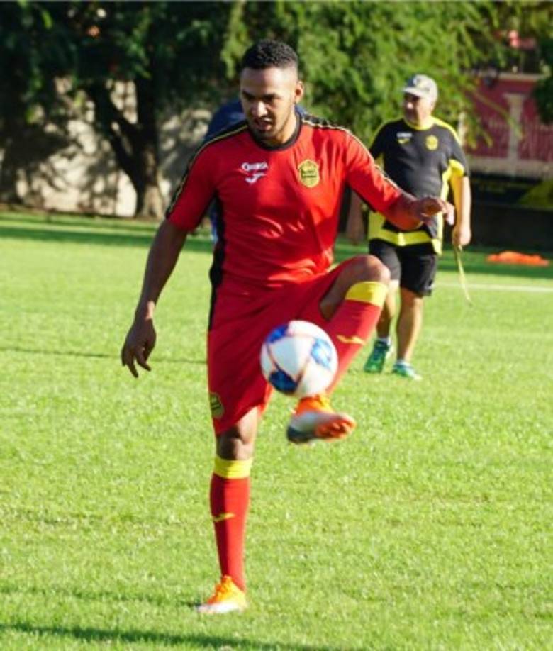 El lateral derecho José Danilo Tobías también está a la espera de renovar contrato con el Real España. 'Me siento muy bien acá, éste fue el equipo que me abrió las puertas joven. Espero continuar acá', dijo el jugador.