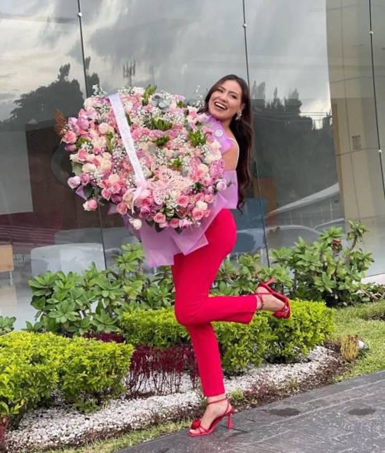 Alejandra Rubia, días antes, había mostrado cómo su ahora prometido le enviaba flores a su lugar de trabajo. 