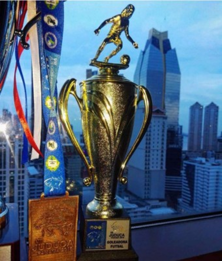 Trofeo que la acrédita como la goleadora de los Juduca.