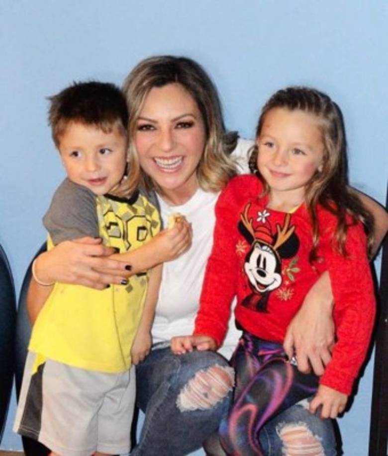 La cantante, madre de dos niños, no ha tenido mucha suerte en el amor, en 2017 se separó de su segundo esposo,Patricio de la Peña, ruptura amorosa que la obligó a pausar su carrera.<br/><br/>En 2010 estuvo en medio del escándalo al ser captada besando a otro hombre pocos meses después de celebrar su matrimonio con Christian Eskenazi.<br/><br/>A finales del 2018 anunció una nueva relación en sus redes sociales.<br/><br/>