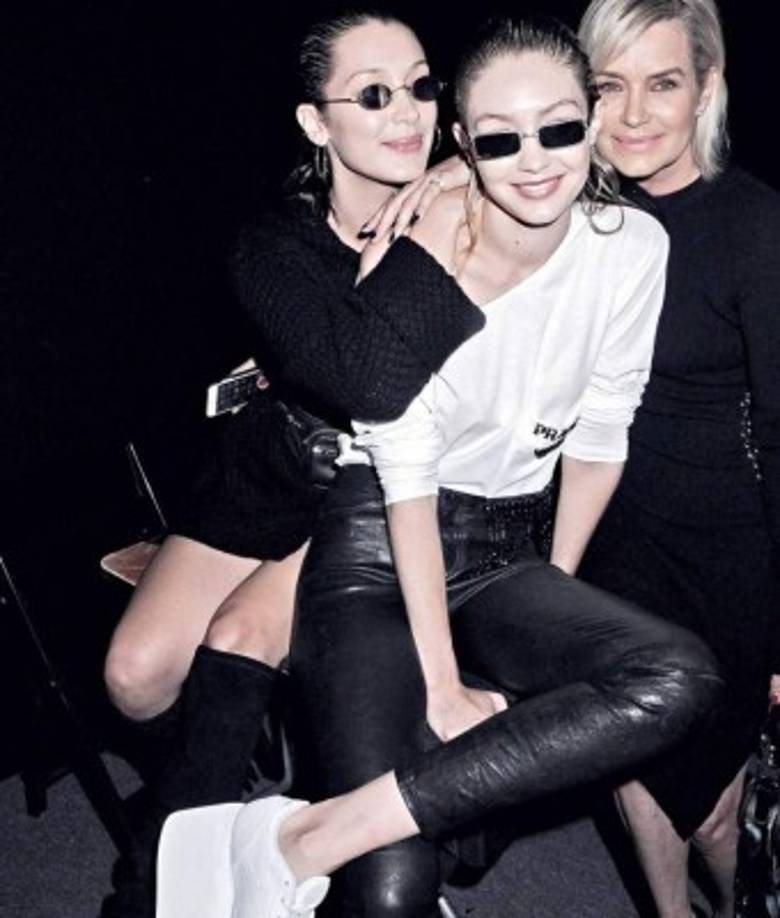 Gigi y Bella Hadid<br/>Mamá: Yolanda Hadid, 54 años<br/><br/>Tras la enfermedad de Lyme que le fue detectada a Yolanda, actriz de The Real Housewives of Beverly Hills, sus hijas, las modelos Bella y Gigi Hadid, están más al pendiente de ella.<br/>'Siempre hago FaceTime con ella para contarle cómo va mi día. Es una de las cosas que la ayudan a salir adelante', confiesa Gigi a E! News.<br/><br/>